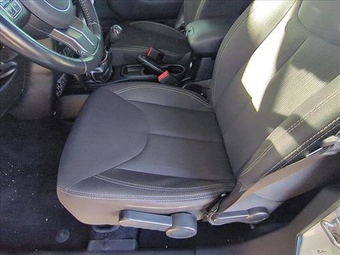 Used 2017 Jeep Wrangler Unlimited Rubicon w/ Connectivity Group image 14