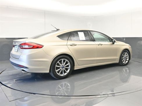 Used 2017 Ford Fusion SE w/ Fusion SE Technology Package FWD image 5