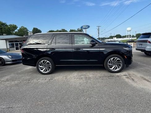 Used 2025 Lincoln Navigator Reserve AWD/4WD image 16
