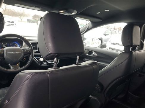 Used 2020 Chrysler Pacifica Touring-L image 11