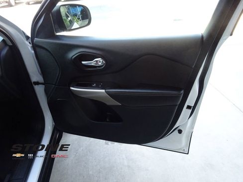 Used 2017 Jeep Cherokee Altitude image 28