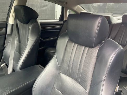 Used 2018 Honda Accord Touring image 11