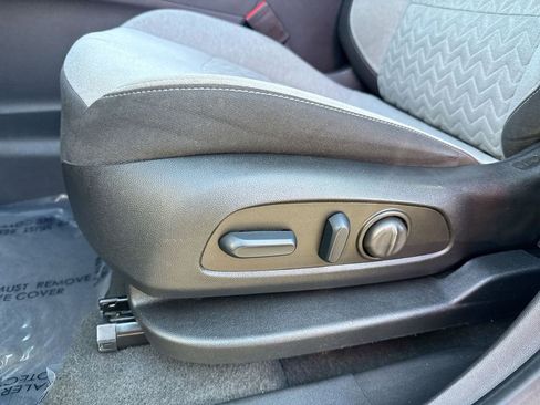 Used 2022 Chevrolet Equinox LS w/ LS Convenience Package FWD image 12