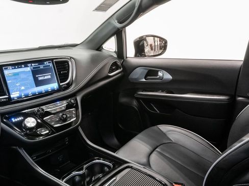 New 2026 Chrysler Pacifica Limited w/ Uconnect Theater Family Group FWD image 13