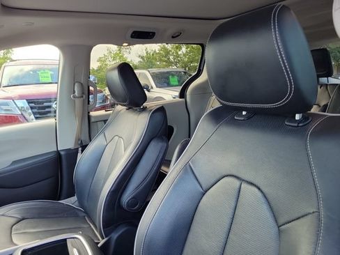 Used 2023 Chrysler Pacifica Limited FWD image 20