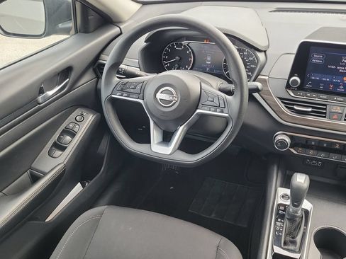 Used 2025 Nissan Altima 2.5 SV FWD image 12