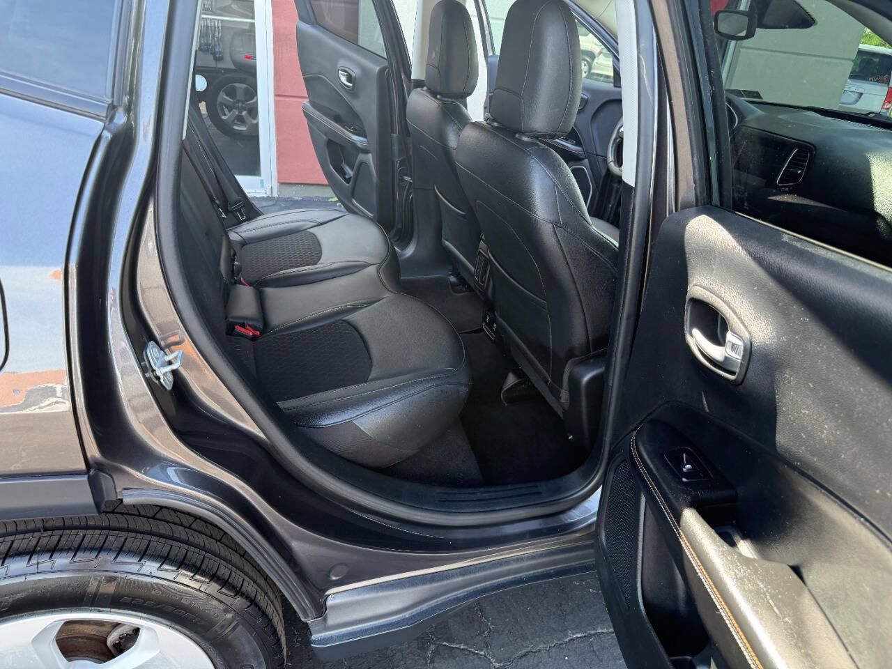 Used 2019 Jeep Compass Latitude w/ Cold Weather Group AWD/4WD image 14