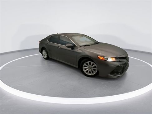 Used 2020 Toyota Camry LE image 6