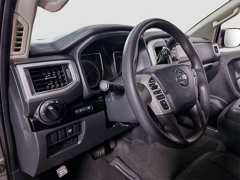 Used 2018 Nissan Titan SV image 10