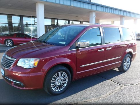 Used 2013 Chrysler Town & Country Touring-L w/ Entertainment Group #2 FWD image 2