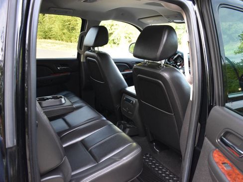 Used 2009 GMC Sierra 1500 SLT w/ Suspension Package, Off-Road image 11