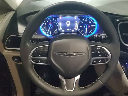 Used 2023 Chrysler Pacifica Touring-L FWD image 28