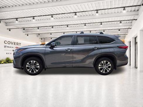 Used 2023 Toyota Highlander XLE AWD/4WD image 7
