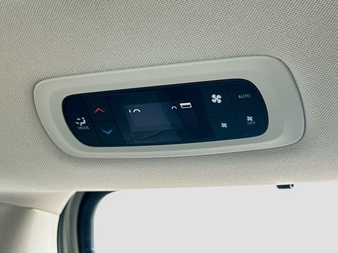 Used 2020 Chrysler Pacifica Touring image 23