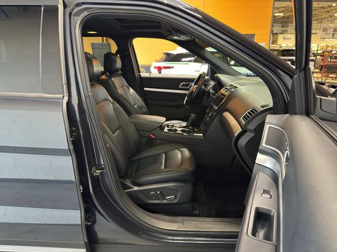 Used 2017 Ford Explorer XLT w/ Equipment Group 202A AWD/4WD image 19