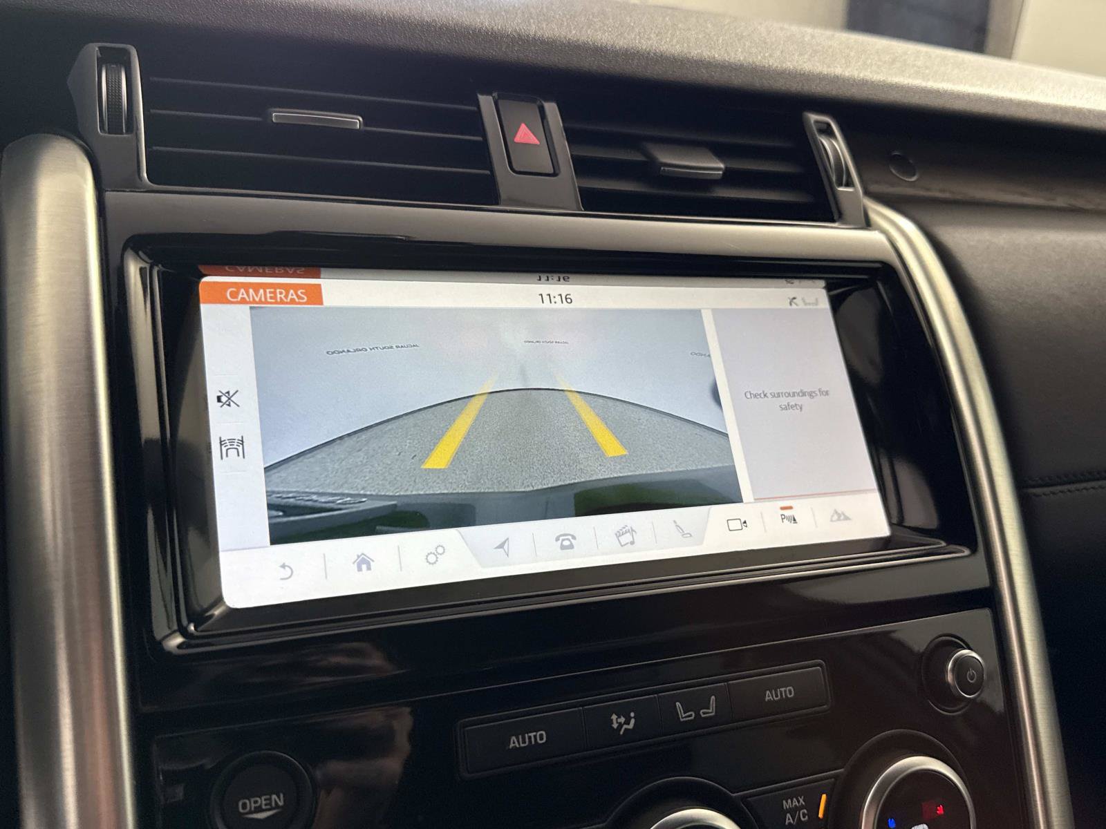 Used 2018 Land Rover Discovery HSE AWD/4WD image 24