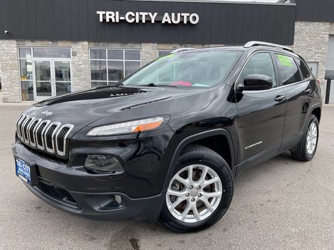Used 2017 Jeep Cherokee Latitude w/ Cold Weather Group AWD/4WD image 1