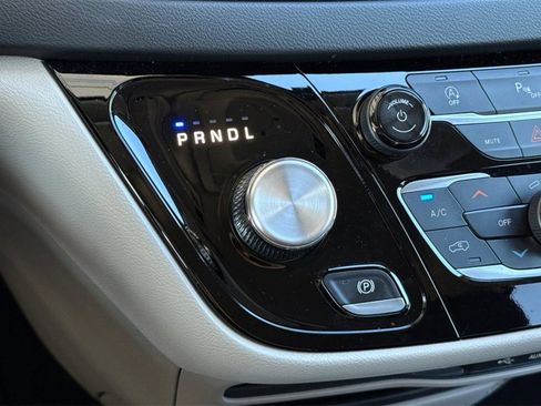 Used 2020 Chrysler Pacifica Touring image 29