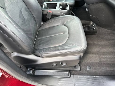 Used 2019 Chrysler Pacifica Touring-L FWD image 13