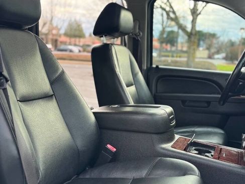 Used 2013 Chevrolet Avalanche LTZ image 5