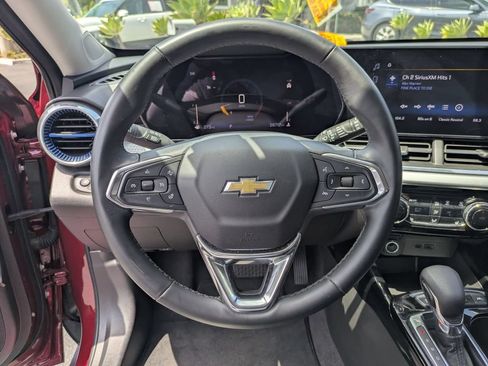 Used 2025 Chevrolet Trax LT w/ LT Convenience Package FWD image 18