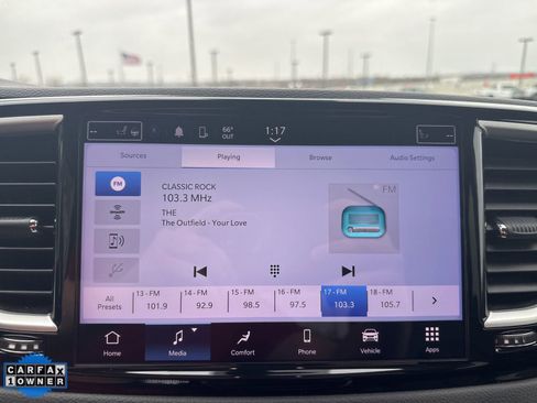 Used 2024 Chrysler Pacifica Touring-L image 17