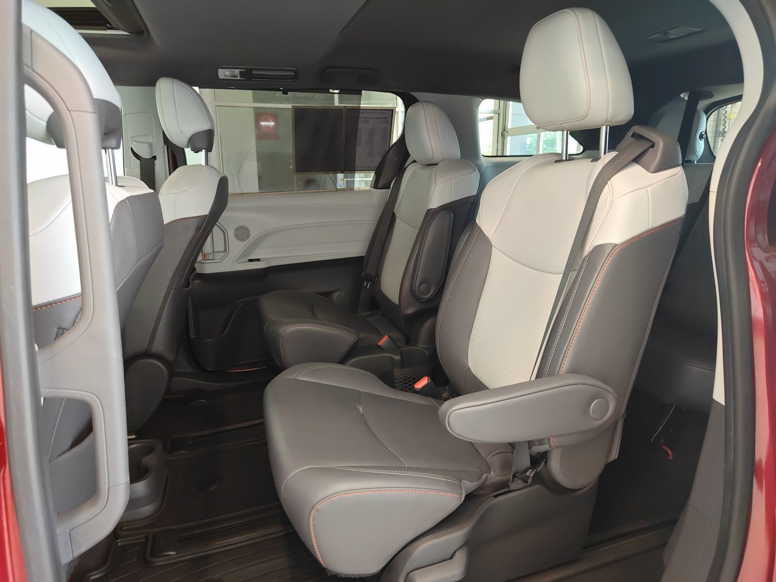 Used 2023 Toyota Sienna XSE AWD/4WD image 12