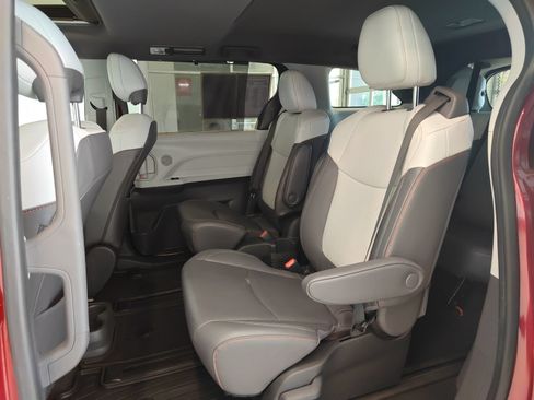 Used 2023 Toyota Sienna XSE AWD/4WD image 12