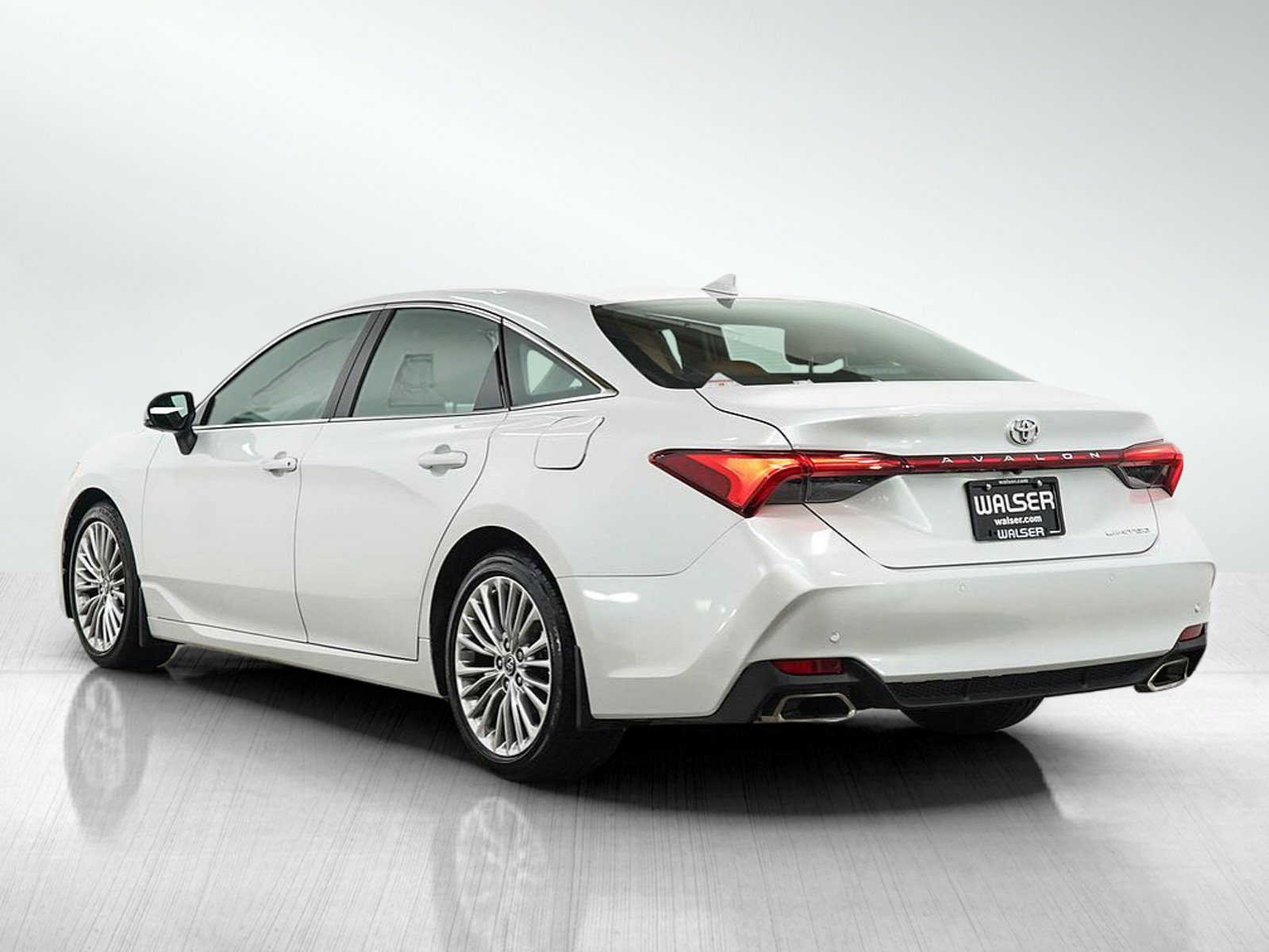 Used 2019 Toyota Avalon Limited FWD image 3