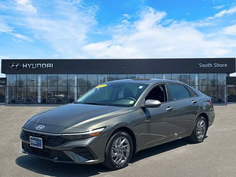 Used 2025 Hyundai Elantra Hybrid FWD image 4