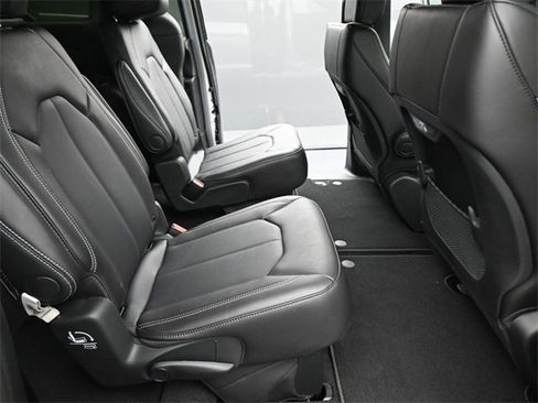 New 2026 Chrysler Pacifica Select image 36