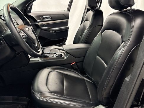 Used 2019 Ford Explorer XLT w/ Equipment Group 202A AWD/4WD image 8