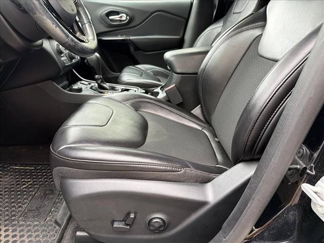 Used 2019 Jeep Cherokee Latitude Plus AWD/4WD image 13