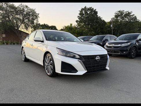 Used 2023 Nissan Altima 2.5 SL FWD image 1