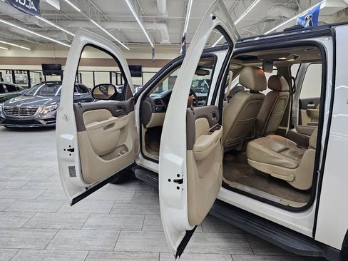 Used 2013 Chevrolet Suburban LTZ RWD image 15