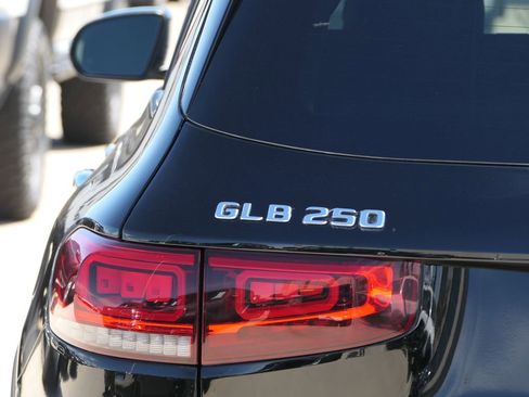 Used 2023 Mercedes-Benz GLB 250 4MATIC image 5
