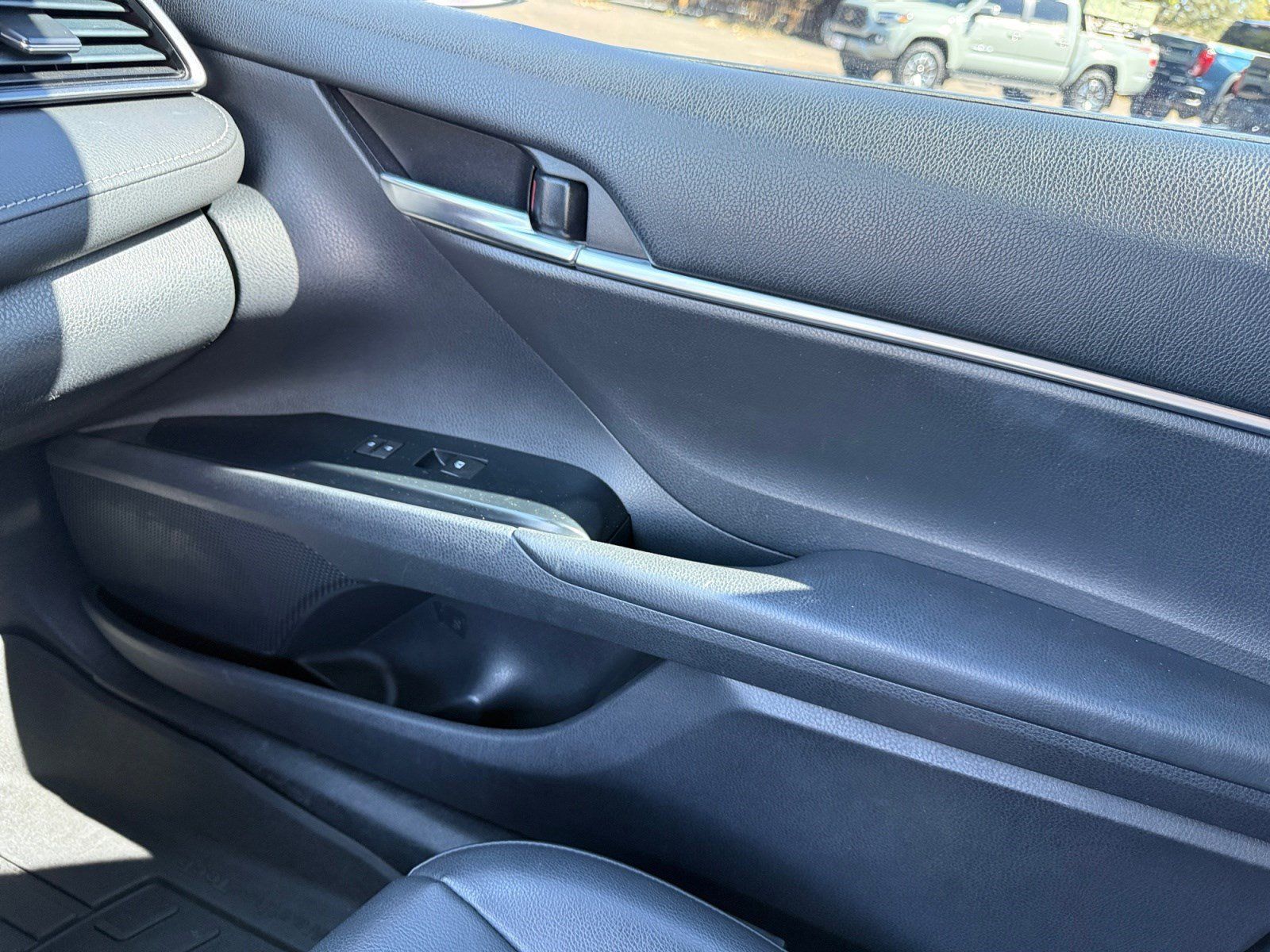 Used 2019 Toyota Camry SE FWD image 16