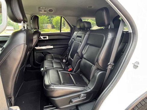 Used 2021 Ford Explorer XLT w/ Equipment Group 202A image 11