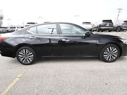 Used 2025 Nissan Altima 2.5 SV FWD image 8