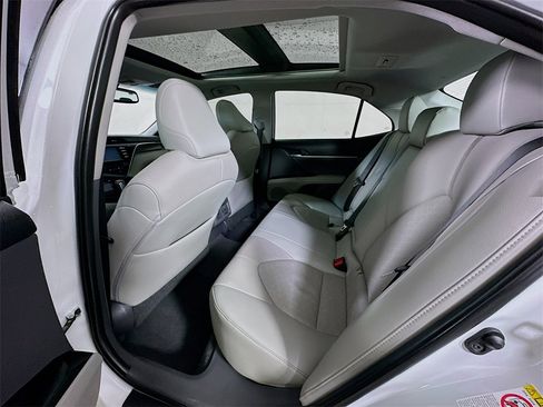 Used 2018 Toyota Camry XSE image 12