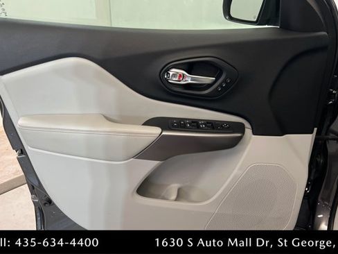 Used 2019 Jeep Cherokee Limited w/ Luxury Group AWD/4WD image 14