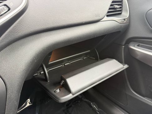 Used 2019 Jeep Cherokee Latitude w/ Popular Appearance Group FWD image 21