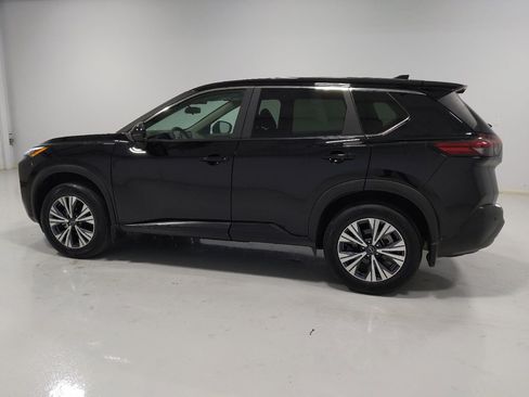 Used 2022 Nissan Rogue SV image 3