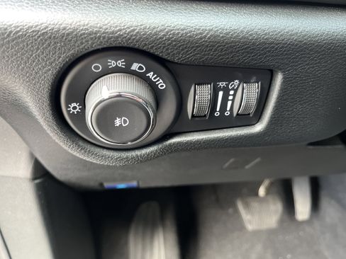 Used 2025 Chrysler Pacifica Select FWD image 18