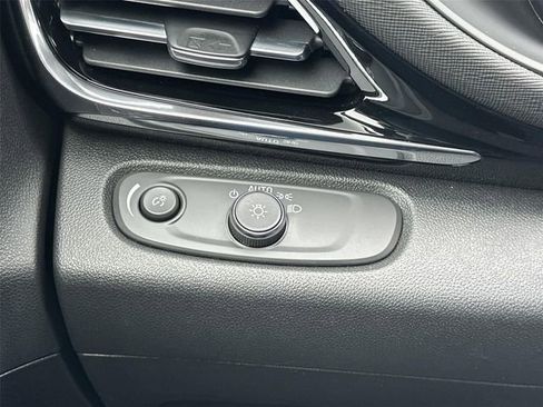 Used 2025 Buick Envista Sport Touring image 17