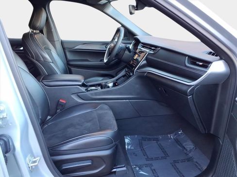 Used 2023 Jeep Grand Cherokee L Altitude image 17