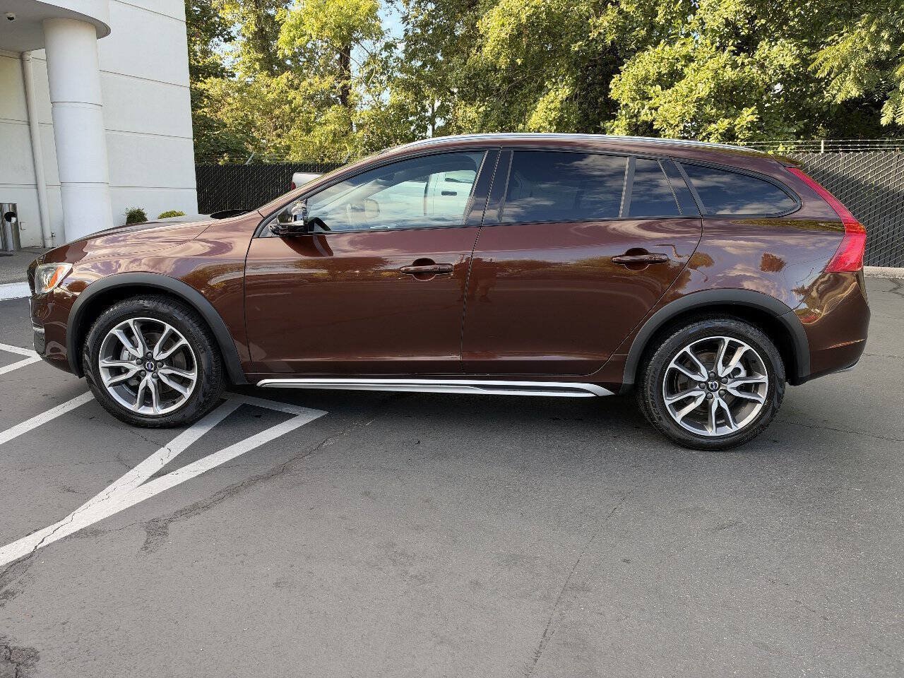 Used 2017 Volvo V60 T5 Cross Country Platinum w/ Climate Package AWD/4WD image 2