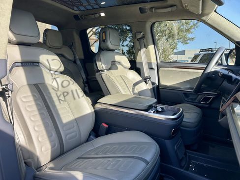 Used 2022 Rivian R1T Adventure image 14