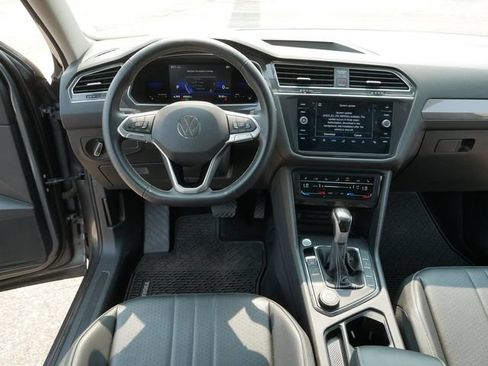 Certified 2022 Volkswagen Tiguan SE w/ Panoramic Sunroof Package AWD/4WD image 21