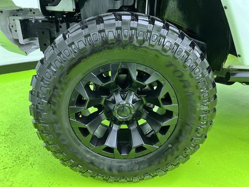 Used 2018 Jeep Wrangler Unlimited Sahara w/ Connectivity Group AWD/4WD image 14
